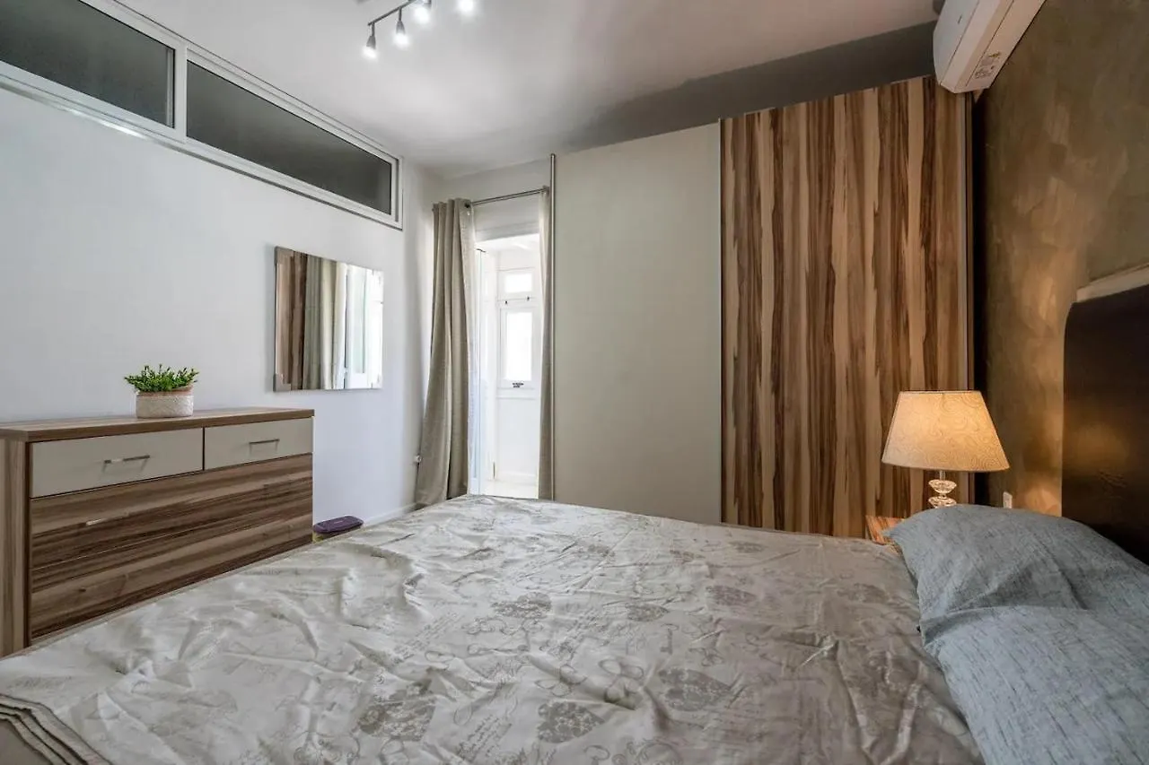 Modern Apt Kalkara Seafront! Apartment