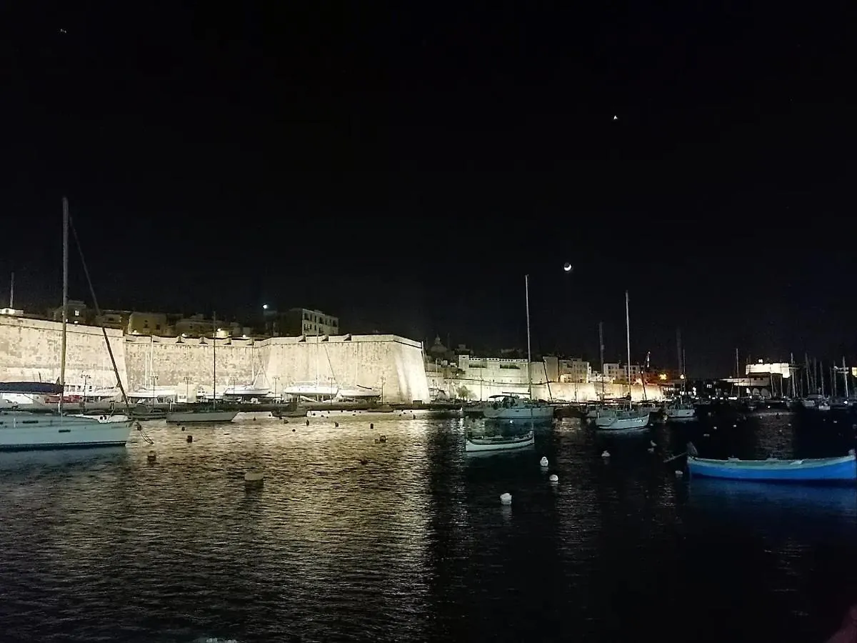 Apartment Modern Apt Kalkara Seafront!