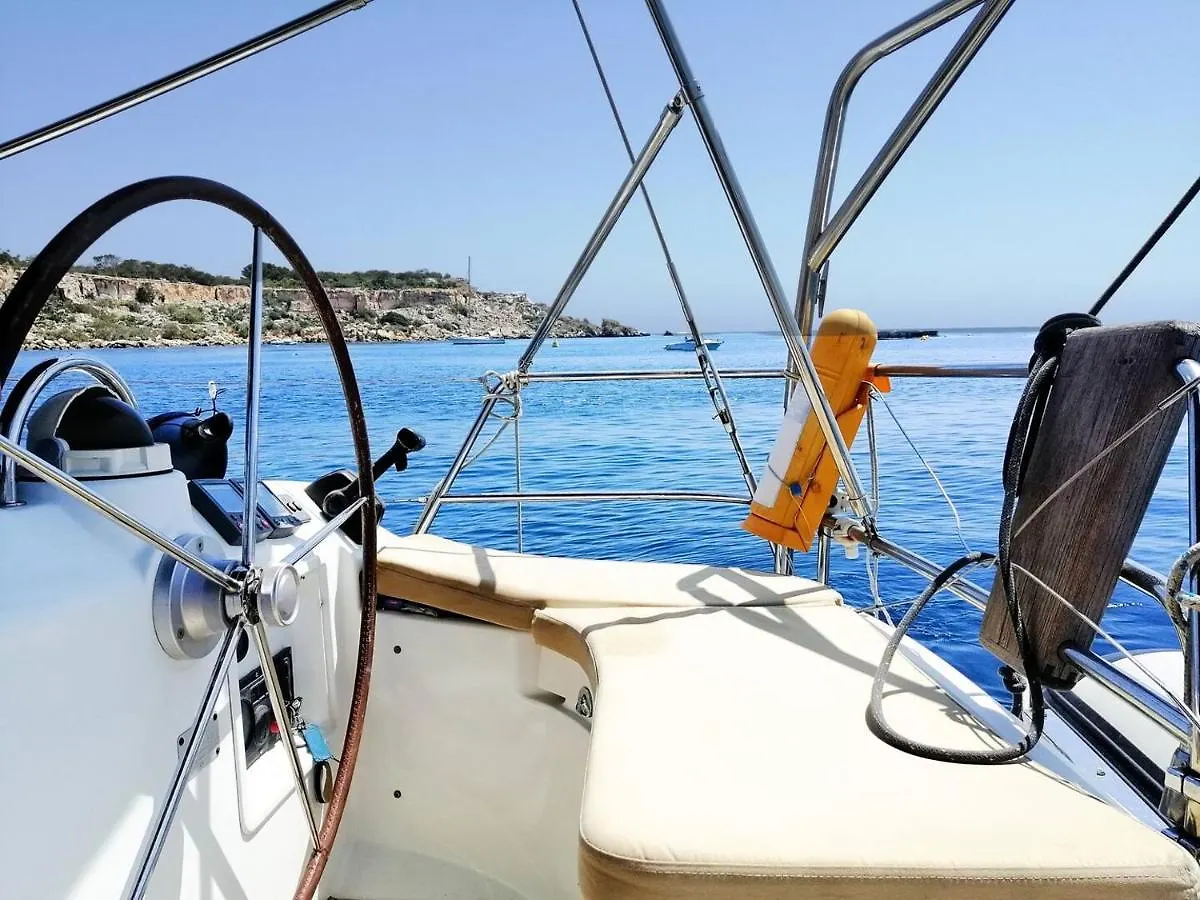 Modern Apt Kalkara Seafront!